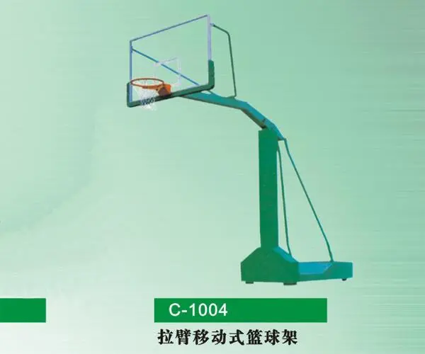 拿起网球拍对着墙壁打架